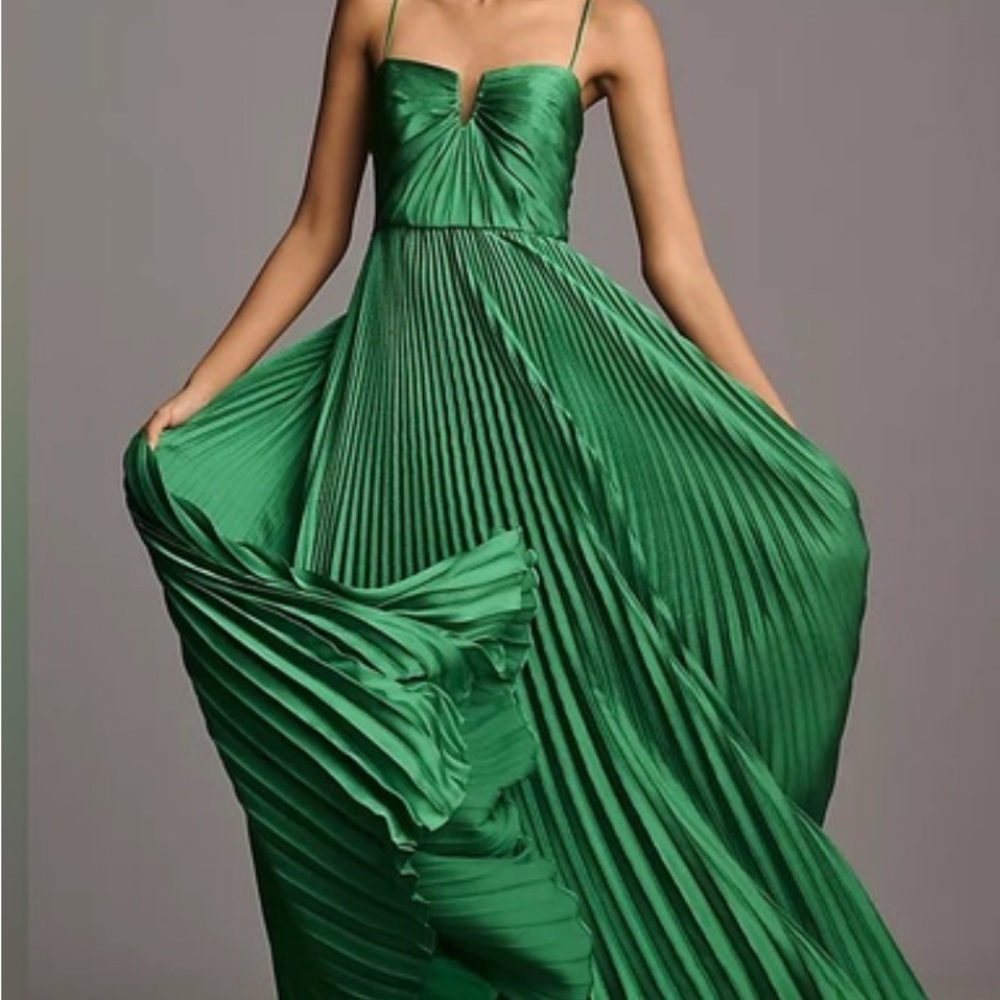 Monique Lhuillier Vibrant Green Evening Gown